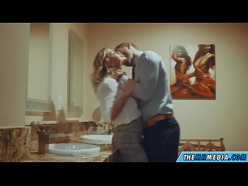 ❤️ Kana blonde ine busty inokukwezvera muchimbuzi cheveruzhinji Zvinonyadzisira vk ❌❤